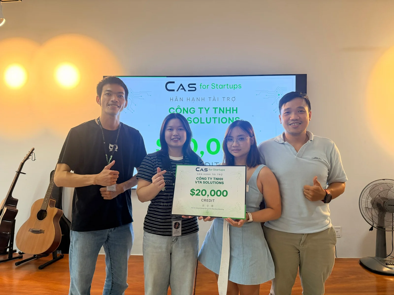 Đại diện Casso trao gói tài trợ Cas for Startups cho VTA Solutions